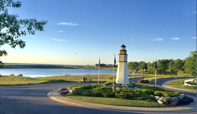 Blu-Vue Bungalow - Condo in Manistee near Lake Michigan