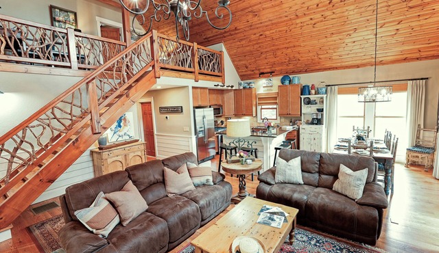 Blue Bird Bungalow: Hillside Mtn Retreat w/Screened Porch | Pet Friendly