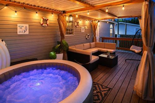 Book A Paradise with Jacuzzi, BBQ & Paddleboards