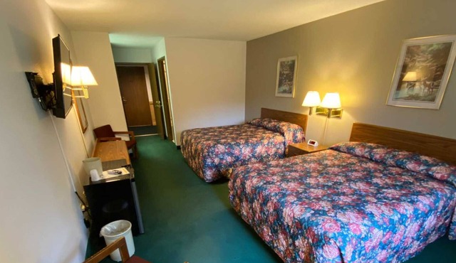 Boulder Bear Motor Lodge - Two Queen Beds 103 Front