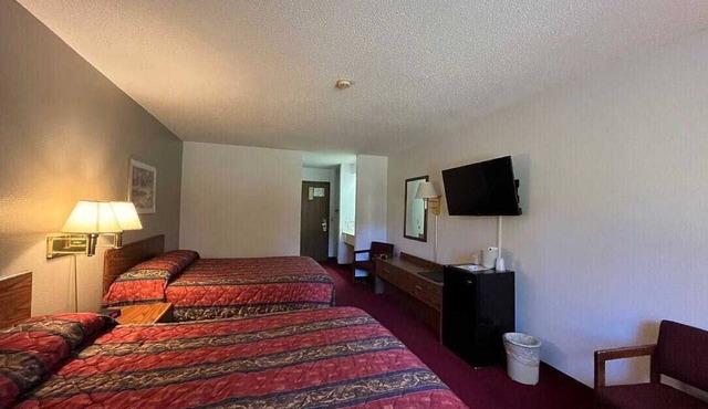 Boulder Bear Motor Lodge - Two Queen Beds 106 Back