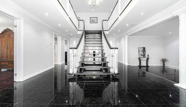 Brampton Mansion Getaway! in Brampton