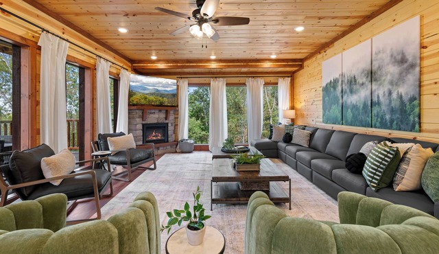 Brand New Greenleaf Lodge ~Indoor Pool ~ Hot Tub