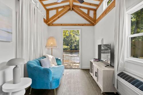 Breezy - Riverfront Tiny Home, King Bed, and Deck!