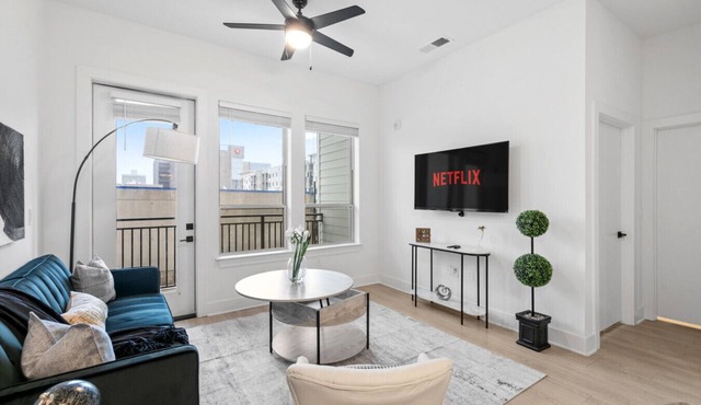 Bright 2-Bedroom Condo in Downtown with Parking