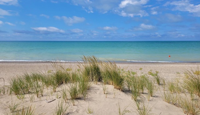 Bright beach house, white sand & stunning sunsets! in Goderich