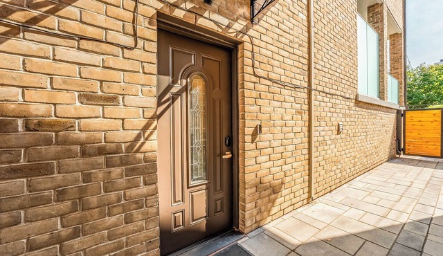 Bright, Cozy, Separate Entrance, Guest Room, Walk.: Subway, Shop, restaurants. in Toronto