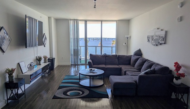 Bright Ocean View 2-bedroom tower with AC in pleasant downtown Fort Myers