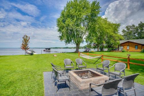 Bright Shawano Lake Oasis - Walk to Boat Launch!
