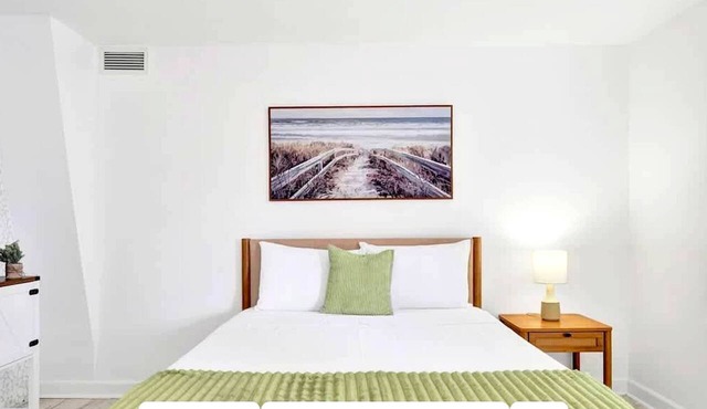 Bright Studio Suite | Pool & 20 Min to WPB
