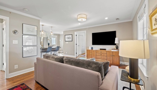 Bright & Stylish Home near Uptown - 3BR 2B + Outdoor