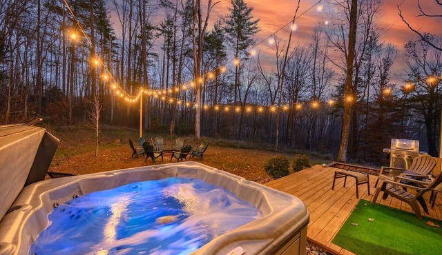 Bring the Pups! Cozy Oaks Barndominium with Hot Tub & Fire Pit