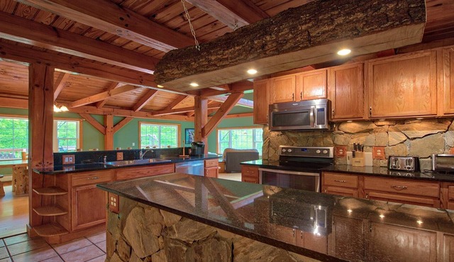 Brushy Creek-spacious cabin overlooking bold rushing creek, WiFi, HD cable TV in the game room, ...