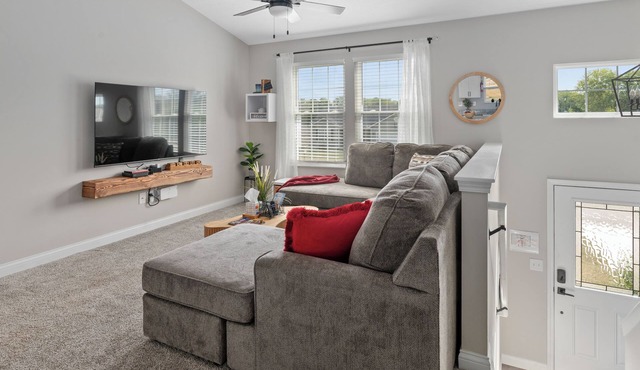 Bud's Place: Family Friendly Spacious 5-bedroom 3 bath house with 3 KING BEDS