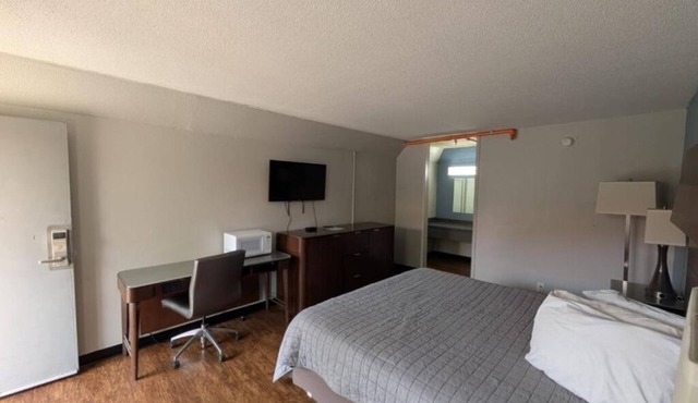 Budget-Friendly Room Close to Atlanta Adventure