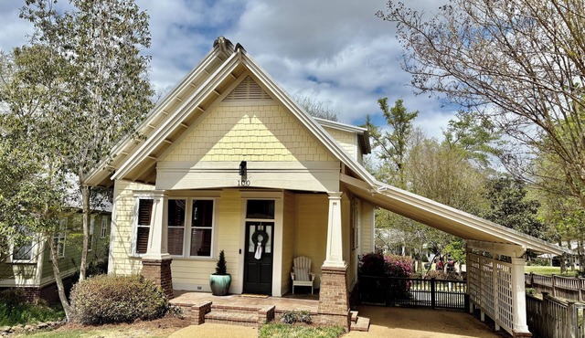 "Bully's Bungalow" Charming Bungalow Near MSU, Downtown & Game Day Fun