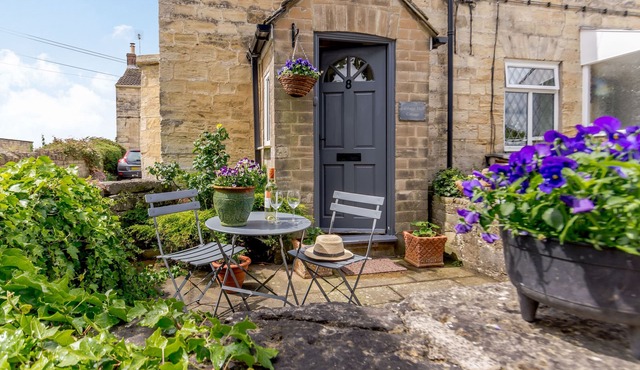 CABBAGE HALL COTTAGE, pet friendly, with a garden in Wetherby