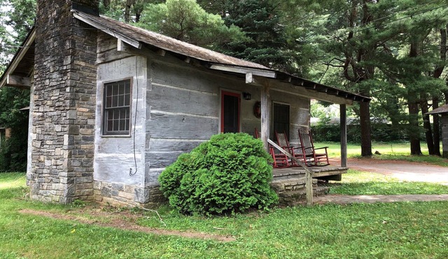 Cabin 1 - 1 Bedroom Cozy Cabin with Mountain View in Pioneer Village