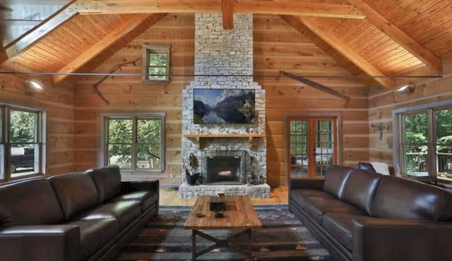 Cabin+Bunkhouse Sleeps 25 near Lex/Lou Like New Spacious Modern Rustic Retreat