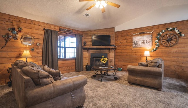 Cabin F at Safe Harbor Brady Mountain on Lake Ouachita!