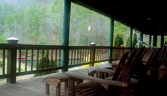 Cabin in the mountains.privacy, huge covered porch, hiking, waterfalls