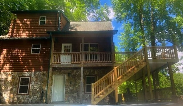 Cabin Rental for Amazing Family Holidays with Private Deck on Lake Nantahala, North Carolina