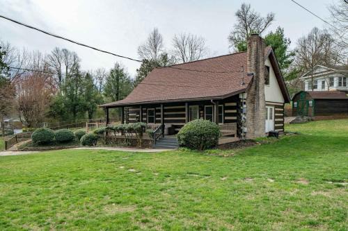 Cabin Retreat with Pool in Bristol
