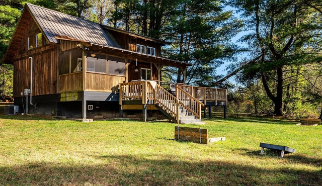 Cabin w/Pond, Hot Tub & Near IU & Nashville 2BR, 1BA