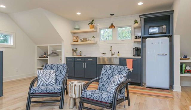Calvin Garden Getaway ~ Super Clean ~ 2 Miles to Broadway ~ Heart of 5-Points ~ Quiet ~ Free Parking