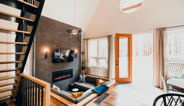 Carpenter’s Cabin, Family Fave, Conversation Pit + Kids’ Fort + Hot Tub + Trails