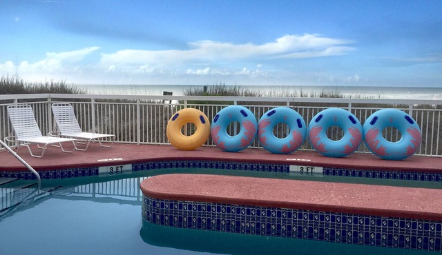 Castaway Beach Inn & Swim Up Bar