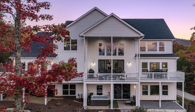 Catawba Falls Manor | Luxury, Hot Tub, Pets EV Charger & Mountain Views!