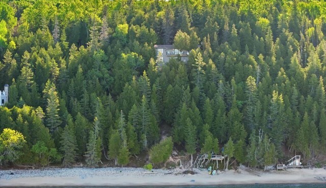 Cedar Bluff - Gorgeous View! Located in the Tunnel of Trees! Private Beach!