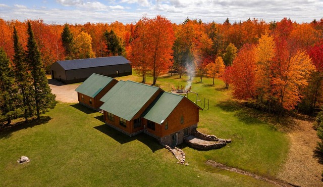Cedar Pine Lodge & Trails End Barn: Summer Fun for the Whole Family – Spacious Lodge & Barn!