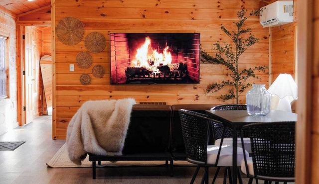 Cedar Wrapped Cozy Villa Cabin - 4 Miles From Trails
