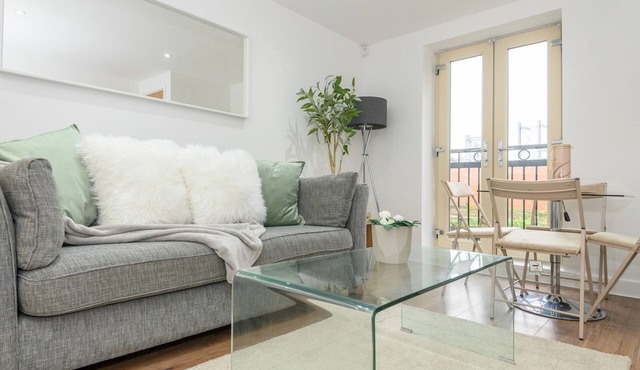 Central Leeds Duplex with Fantastic Canal Views - Pass the Keys