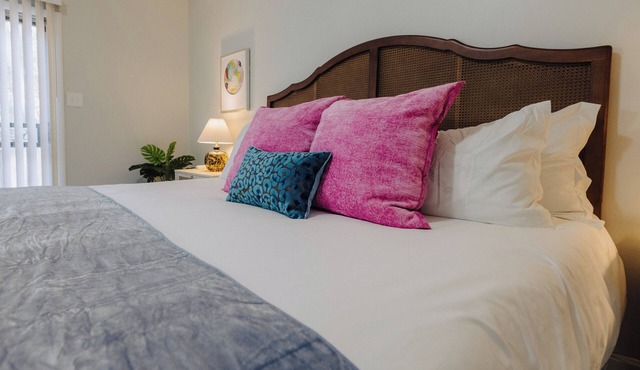 Centrally Located King Bed Midtown Liberty 2695
