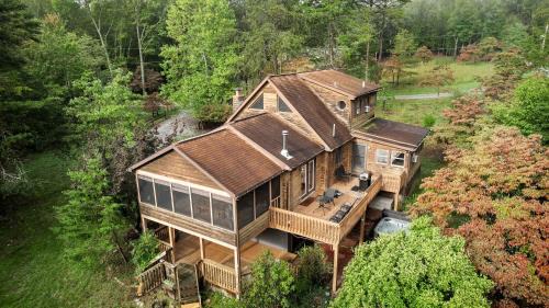 Chalet cabin w hot tub & fire pit