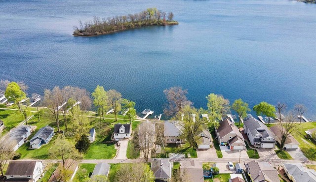 Charlee's Cabin - Family Escape on Webster Lake | Pier & Swimming!