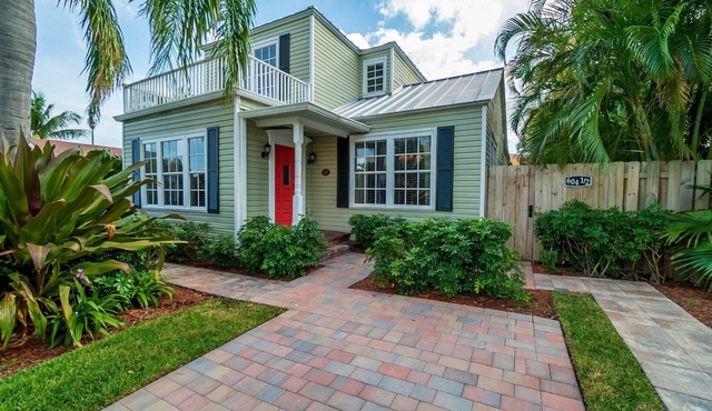 Charleston House, with pool and walk to Shops & Restaurants, Downtown, Kravis Center