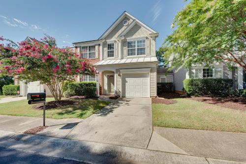 Charlotte Townhome w/Deck: 18 Mi to Downtown!