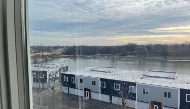 Charming 1 bedroom overlooking the Fox River. Large Heated Garage. Pet Friendly!