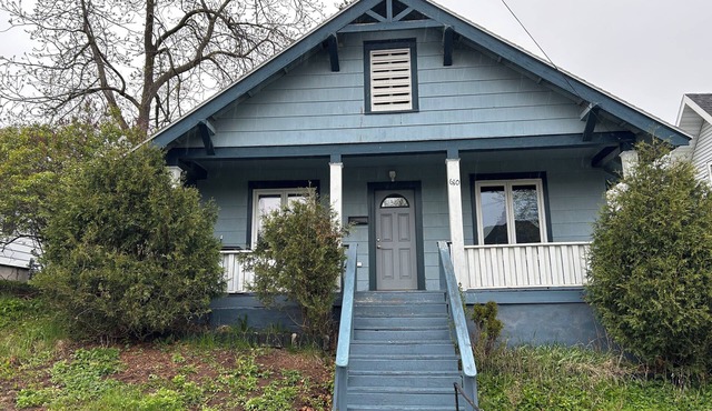 Charming 2-bedroom bungalow near Parks and Hospitals