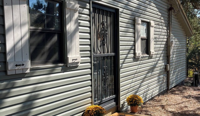Charming 2-bedroom cabin with WiFi, AC in delightful Oxford