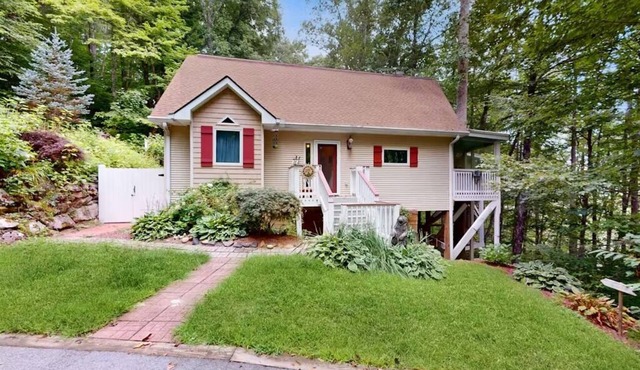 Charming 2-bedroom cottage with WiFi, AC in beautiful Cullowhee