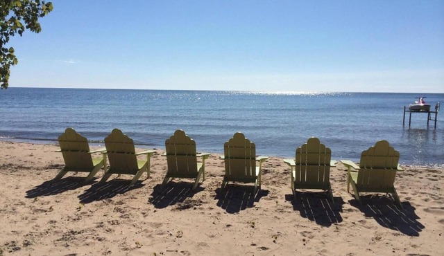 Charming 2-bedroom Scandinavian cottage in welcoming Tawas City with AC