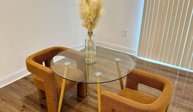 Charming 2-bedroom townhome with AC and WiFi 10 MINUTES FROM DOWNTOWN