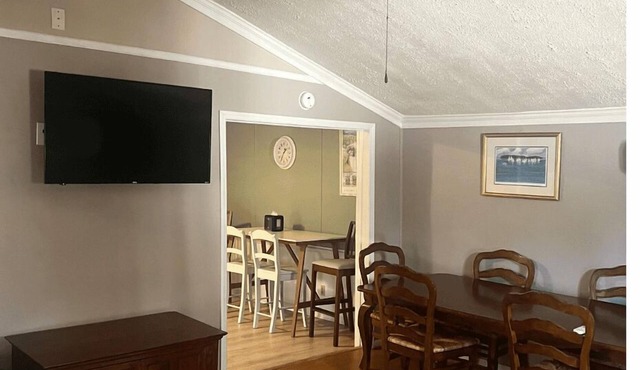 Charming 2-bedroom house with full access to Cotton Patch Landing Marina!