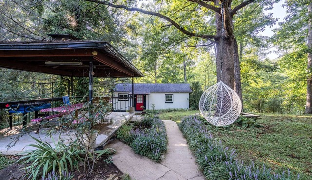 Charming 2-bedroom cottage in marvelous Sevierville with WiFi, AC