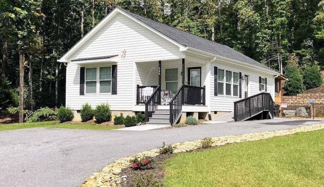 Charming 2BR Retreat with Full Kitchen, Wifi and Gas Grill for Outdoor Dinning